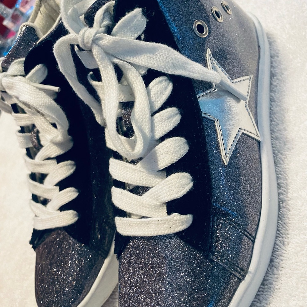 Almost Brand New - Little Girl’s Sparkly Sneakers by HOO - Size 2 - box 21